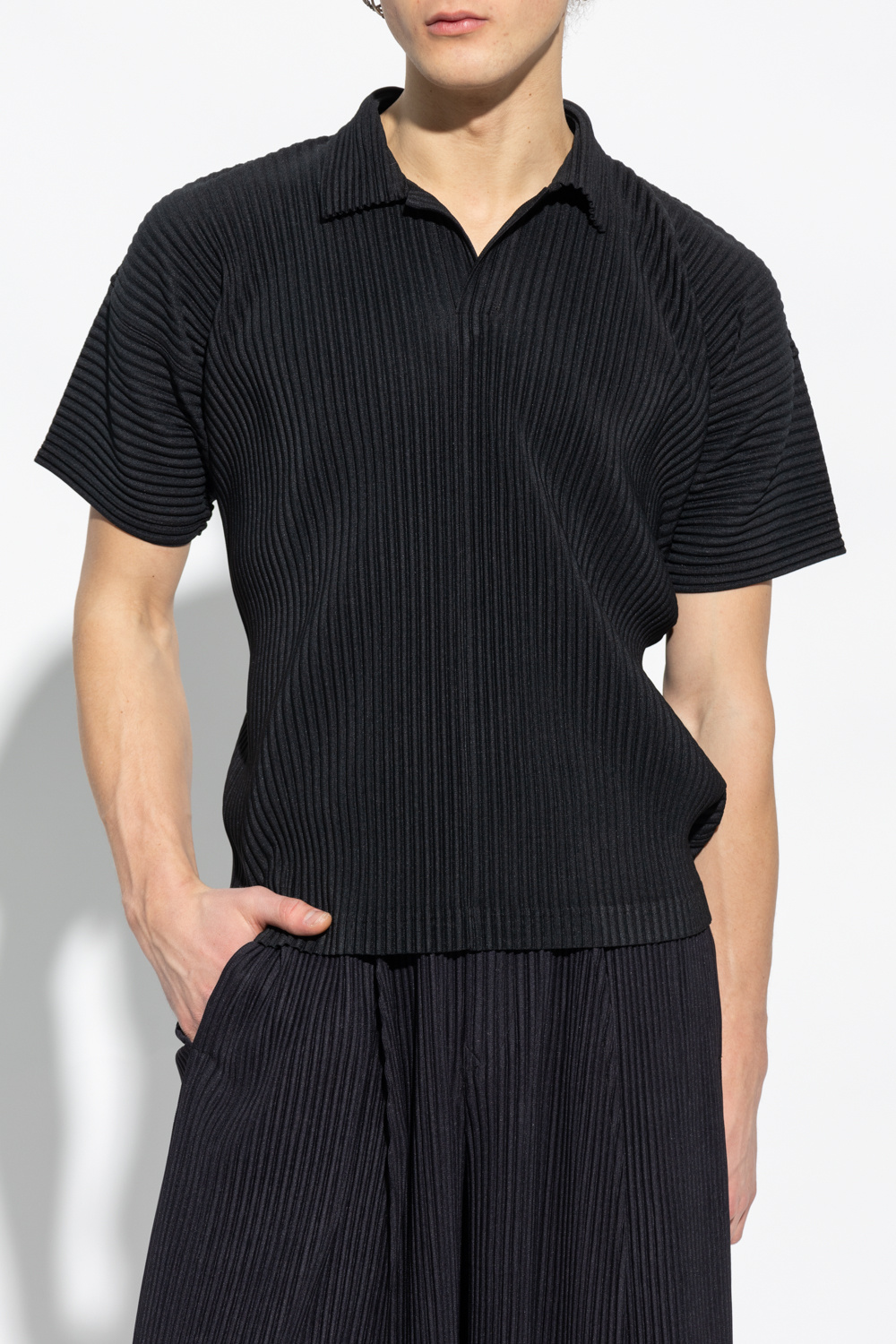 トップス homme plisse issey miyake polo shirt Homme Plissé Issey Miyake Men's Pleated Polo Shirt in Dark